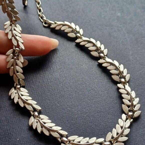 RARE VTG SIGNED CROWN TRIFARI GOLDTONE FLORAL 17" NECKLACE EXCELLENT CONDITION - Picture 3 of 12